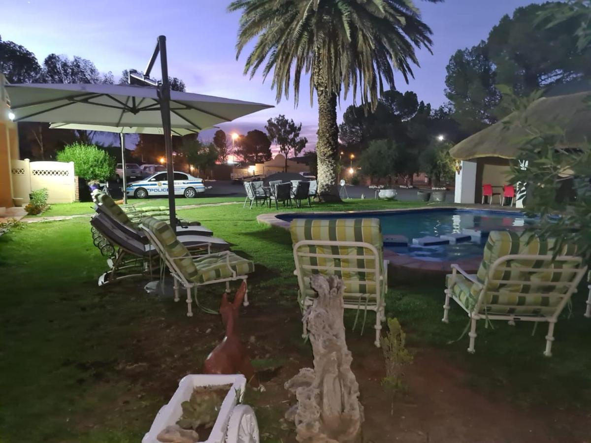 Victoria Oaks Guesthouse Victoria West Екстериор снимка